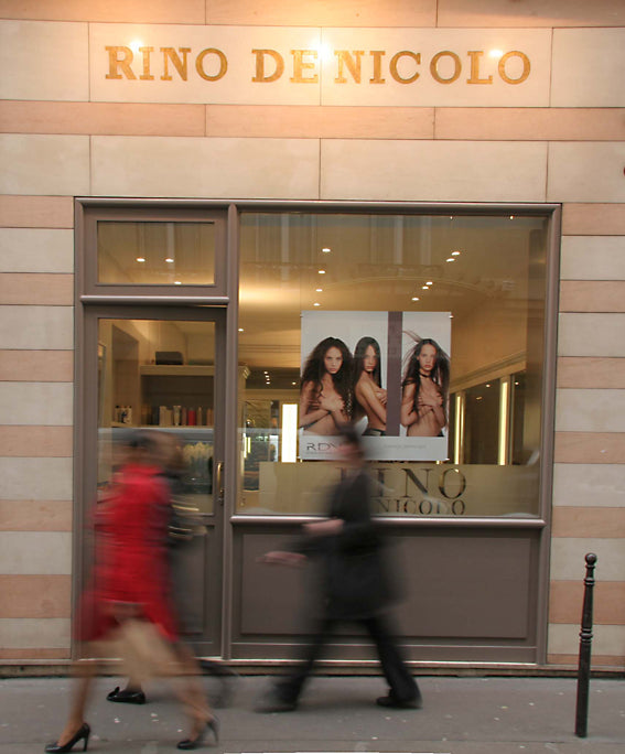 La devanture du salon Rino de Nicolo, rue de Ponthieu à Paris